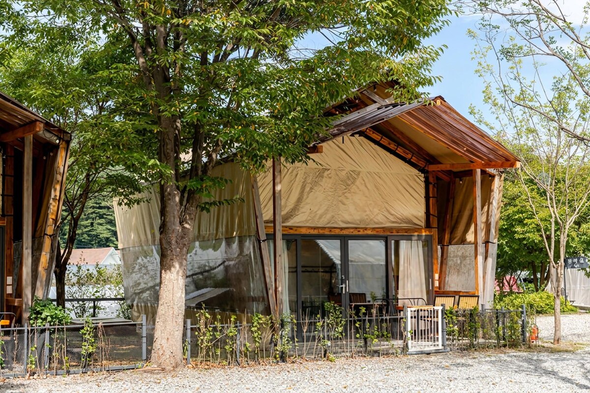 Een modern gebouw met grote ramen en een overdekt terras.