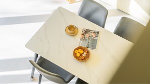 Una mesa con una revista, una taza y una cesta de aperitivos.