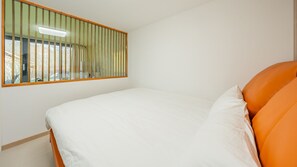 A bedroom with a bed, a window with blinds, and a view of the outdoors. - Gapyeong High Mong Glamping & Camping (Gapyeong)