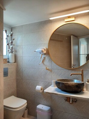 Deluxe Penthouse, City View | Bathroom - Acropolis Fix (Athens)