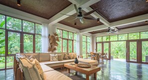 Books - Luxury Living in Harmony with Nature! (bali)