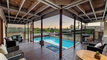 Een verwarmd zwembad