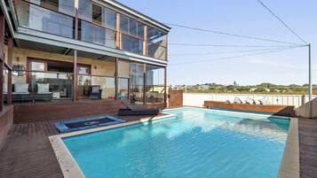 Een verwarmd zwembad