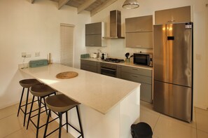 Rumah Keluarga, patio, pemandangan kebun | Dapur pribadi | Lemari es besar, microwave, oven, dan kompor