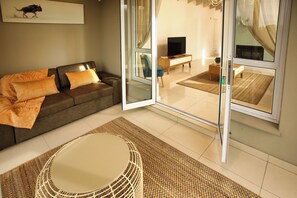 Rumah Keluarga, patio, pemandangan kebun | Area keluarga | TV layar datar, perapian, dan kantor