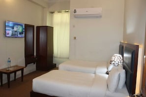 Deluxe Double or Twin Room, Patio | Bathroom - Peral City Hotel (Peshawar)