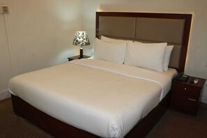 Shower, slippers, towels, soap - Peral City Hotel (Peshawar)