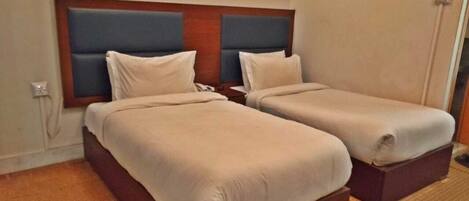 Deluxe Double or Twin Room, Patio | In-room safe, desk, laptop workspace, soundproofing