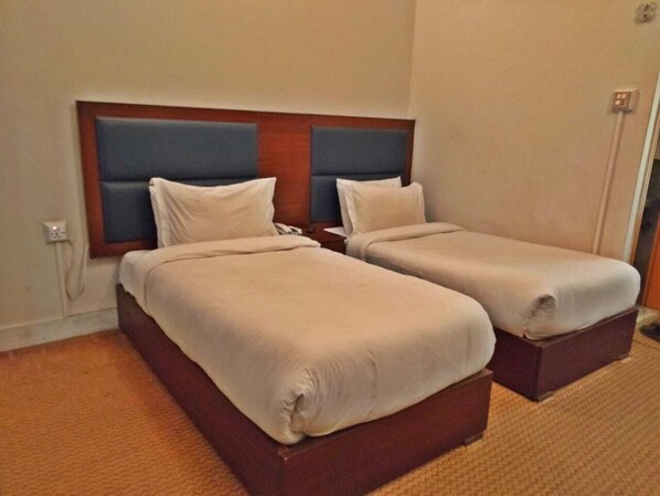 Quarto casal ou duplo luxo, varanda | Cofres nos quartos, escrivaninha, espaço de trabalho para notebook