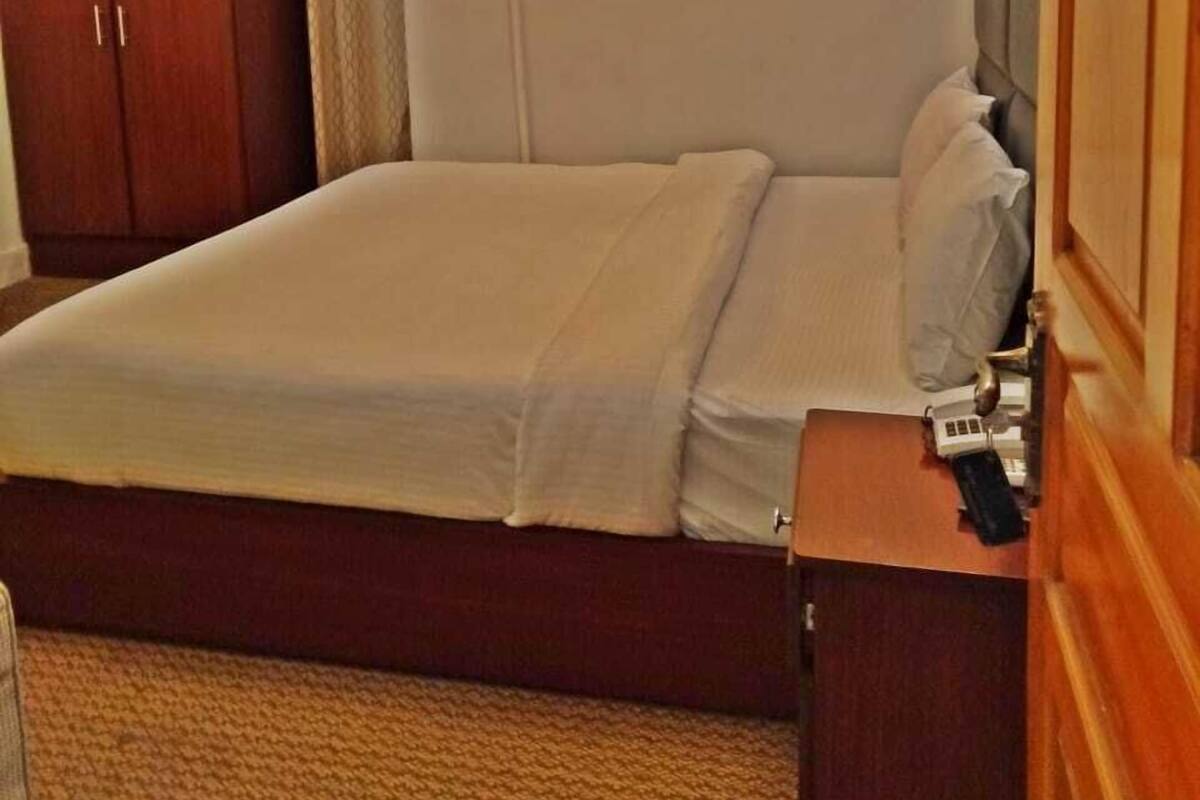 Habitación individual Deluxe, patio, vistas a la ciudad | Caja fuerte, escritorio, espacio para trabajar con un portátil