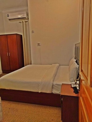 Quarto solteiro luxo, varanda, vista para a cidade | Cofres nos quartos, escrivaninha, espaço de trabalho para notebook