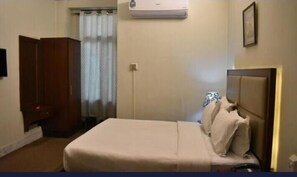 Yhden hengen deluxe-huone, patio, kaupunkinäköala | Kylpyhuone | Suihku, tohvelit, pyyhkeet, saippua