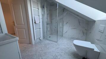 Douche, sèche-cheveux, savon, papier toilette