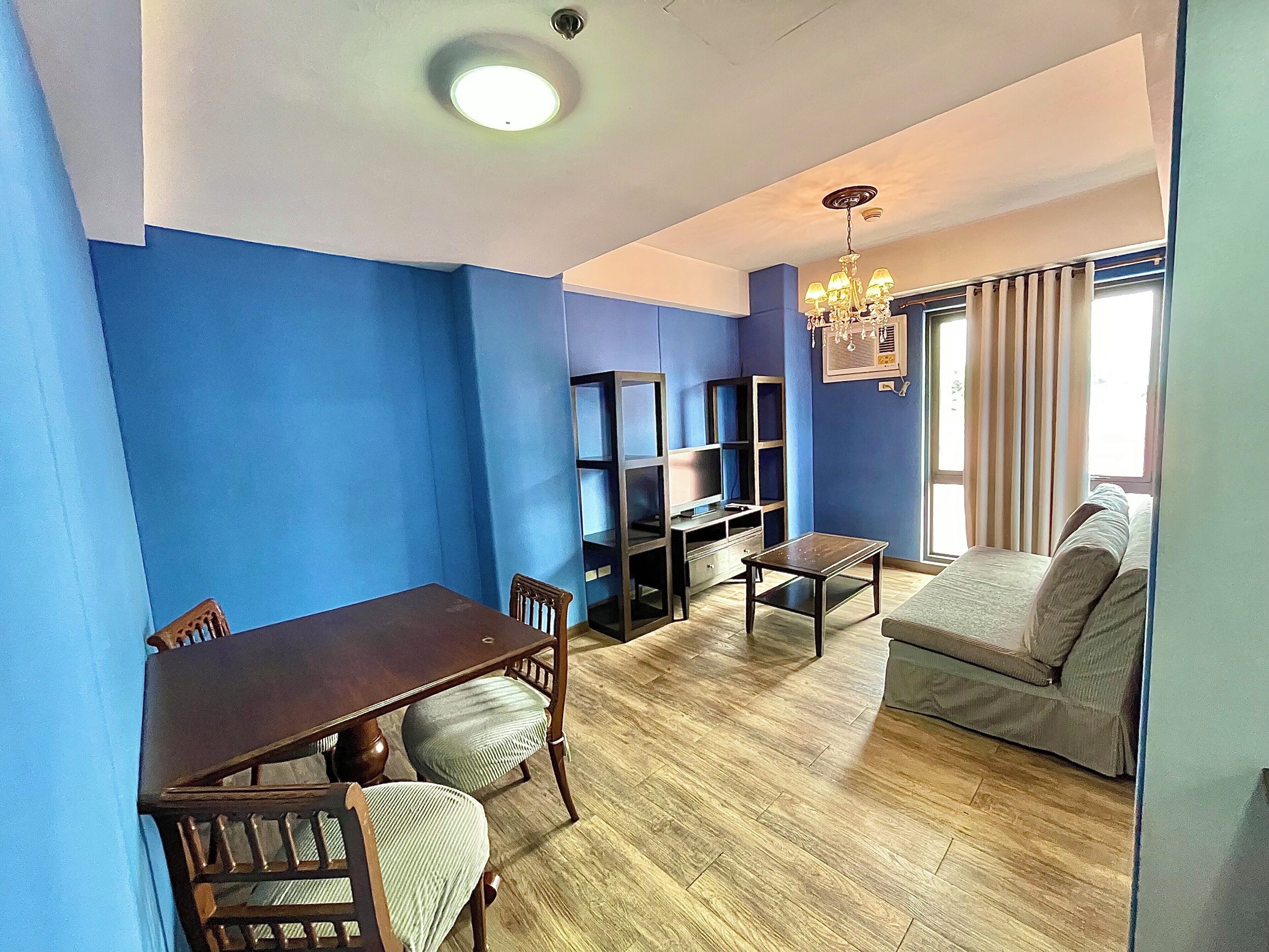 Habitación Deluxe | Zona de estar | Una televisión