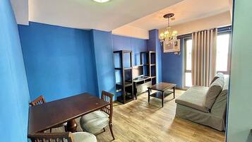 Habitación Deluxe | Zona de estar | Una televisión