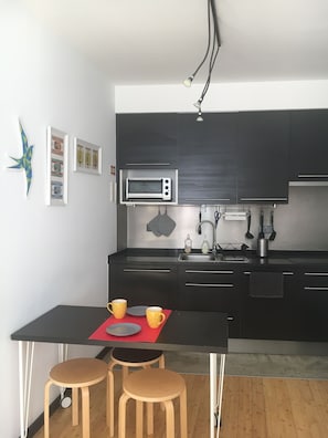 Réfrigérateur, four, cafetière/bouilloire, bouilloire électrique