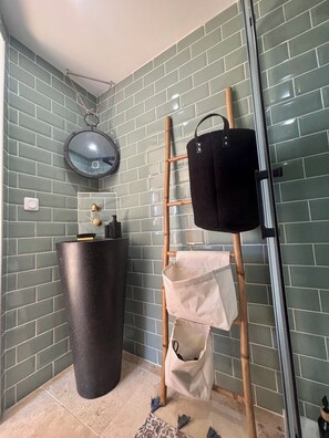 Douche, sèche-cheveux, serviettes fournies, savon