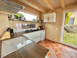 Fridge, oven, stovetop, dishwasher