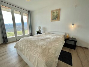 3 soverom, skrivebord og reiseseng for barn