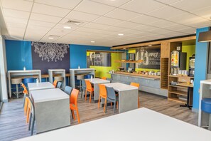 Daily buffet breakfast (EUR 9.9 per person) - Ibis Budget Brest Sud Plougastel - Hôtel Rénové (Plougastel-Daoulas)