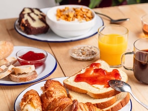 Café da manhã com buffet todos os dias (EUR 9.9 por pessoa)