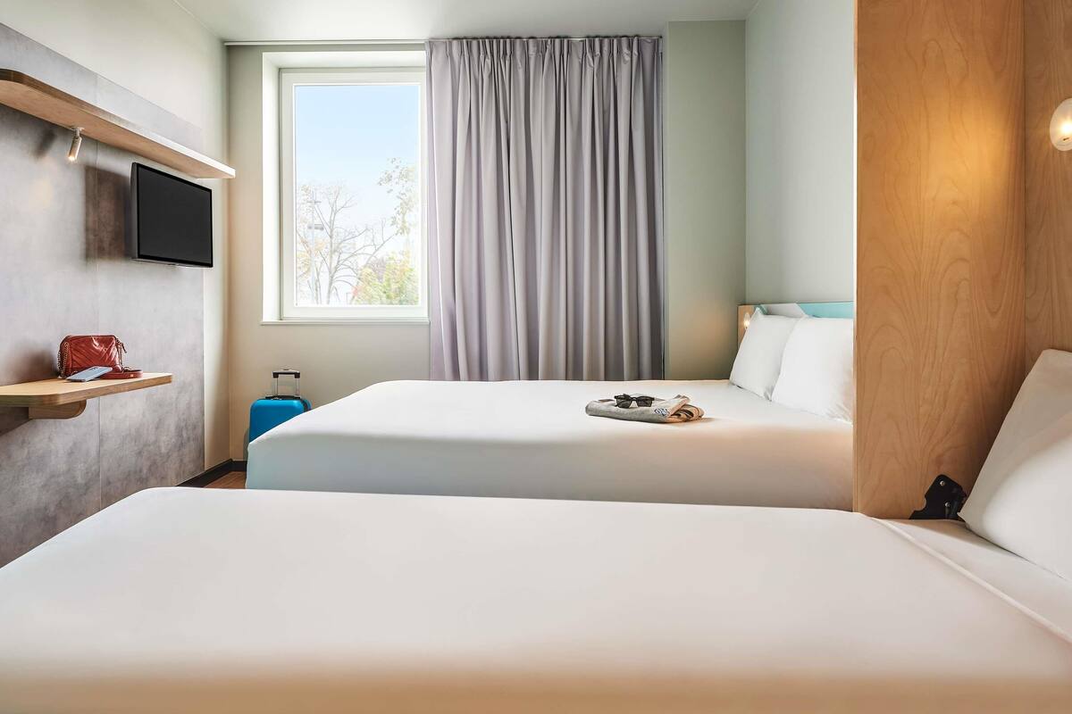 Classic-Dreibettzimmer, Mehrere Betten | Bügeleisen/Bügelbrett, kostenlose Babybetten, kostenloses WLAN