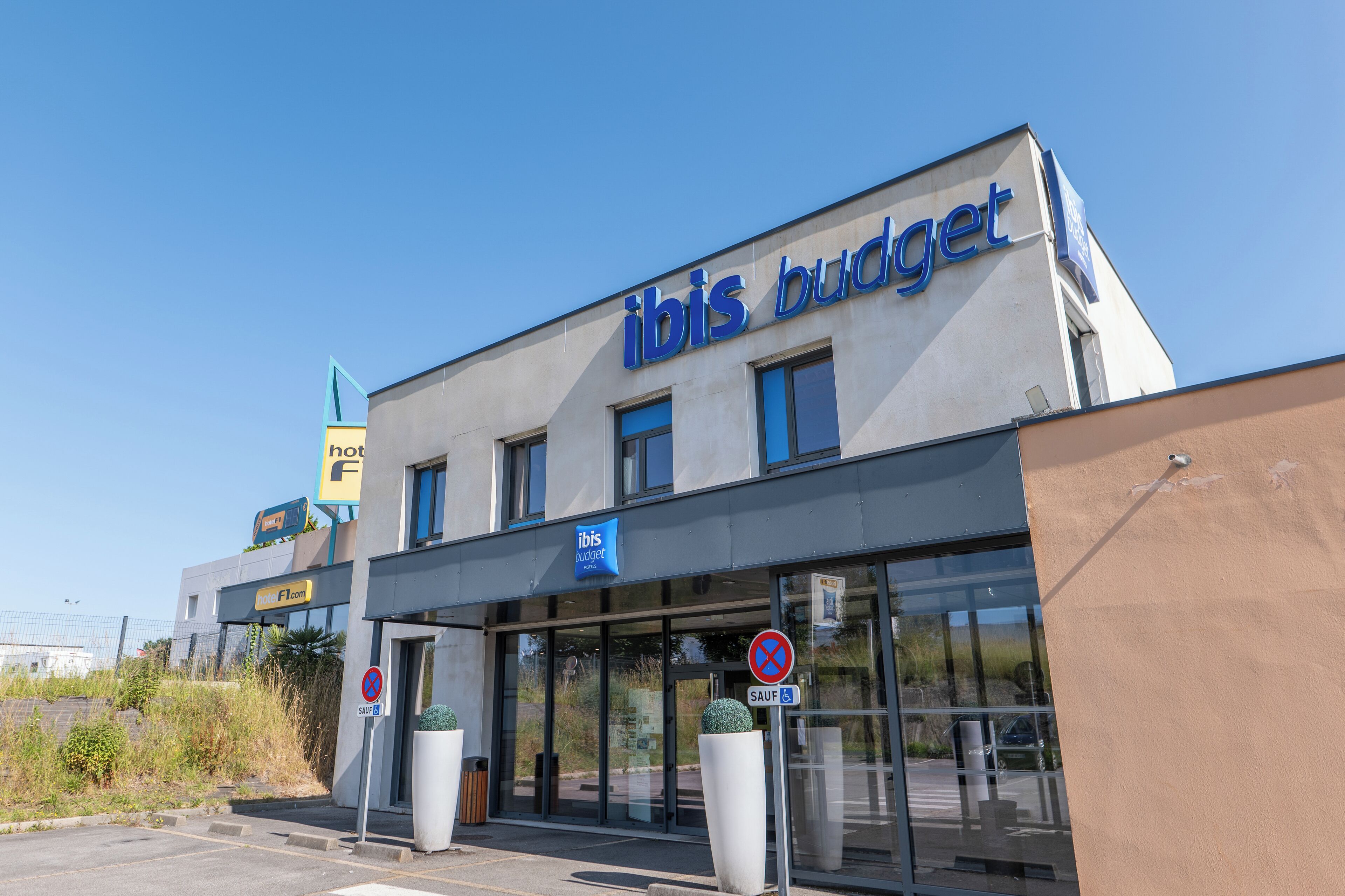 A modern building with the sign "ibis budget" indicating it is a budget hotel.
