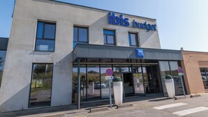 A modern building with a sign reading "ibis budget." - Ibis Budget Brest Sud Plougastel - Hôtel Rénové (Plougastel-Daoulas)