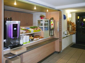 Se ofrece un desayuno bufé todos los días (por un coste adicional)