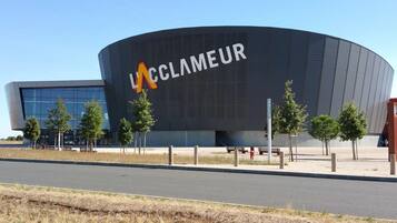 A modern building with the sign 'L'ACCLAIREUR' on its facade.