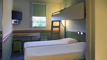 Chambre Triple, plusieurs lits | Espace de travail pour ordinateur portable, chambres insonorisées