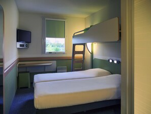 Triple Room, Multiple Beds | Laptop workspace, soundproofing, free WiFi, bed sheets