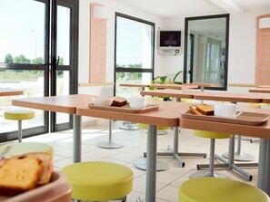 Se ofrece un desayuno bufé (8.2 EUR por persona)