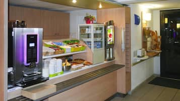 Petit déjeuner buffet (8.2 EUR par personne)