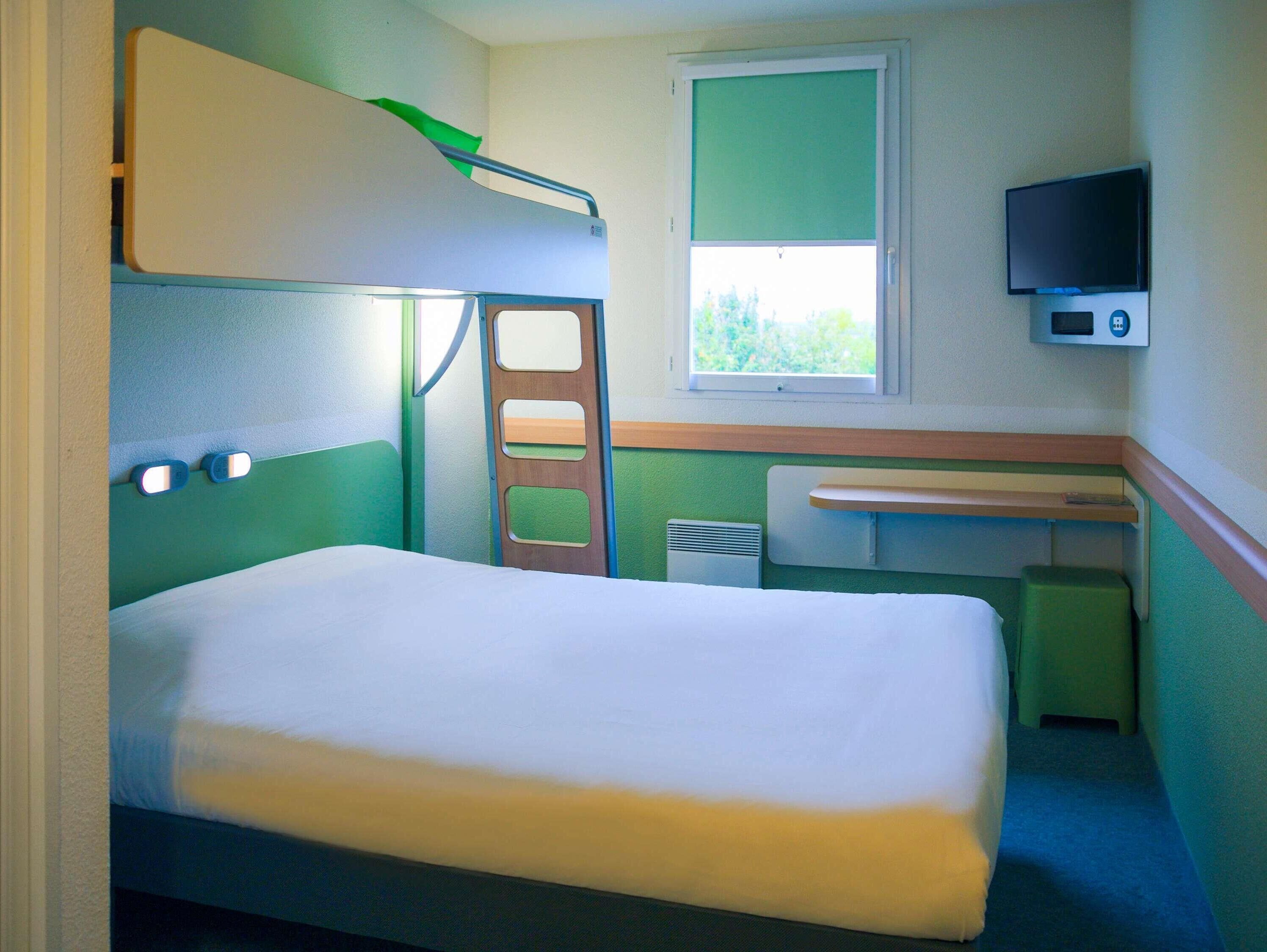 Standard Room, Multiple Beds | Laptop workspace, soundproofing, free WiFi, bed sheets