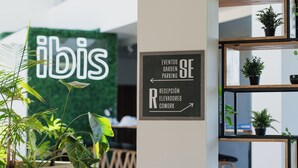 A sign with directions to events, garden, parking, reception, elevators, and cowork space. - ibis Puerto General San Martin (Puerto General San Martín)