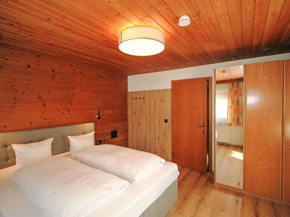 2 bedrooms, travel crib, free WiFi