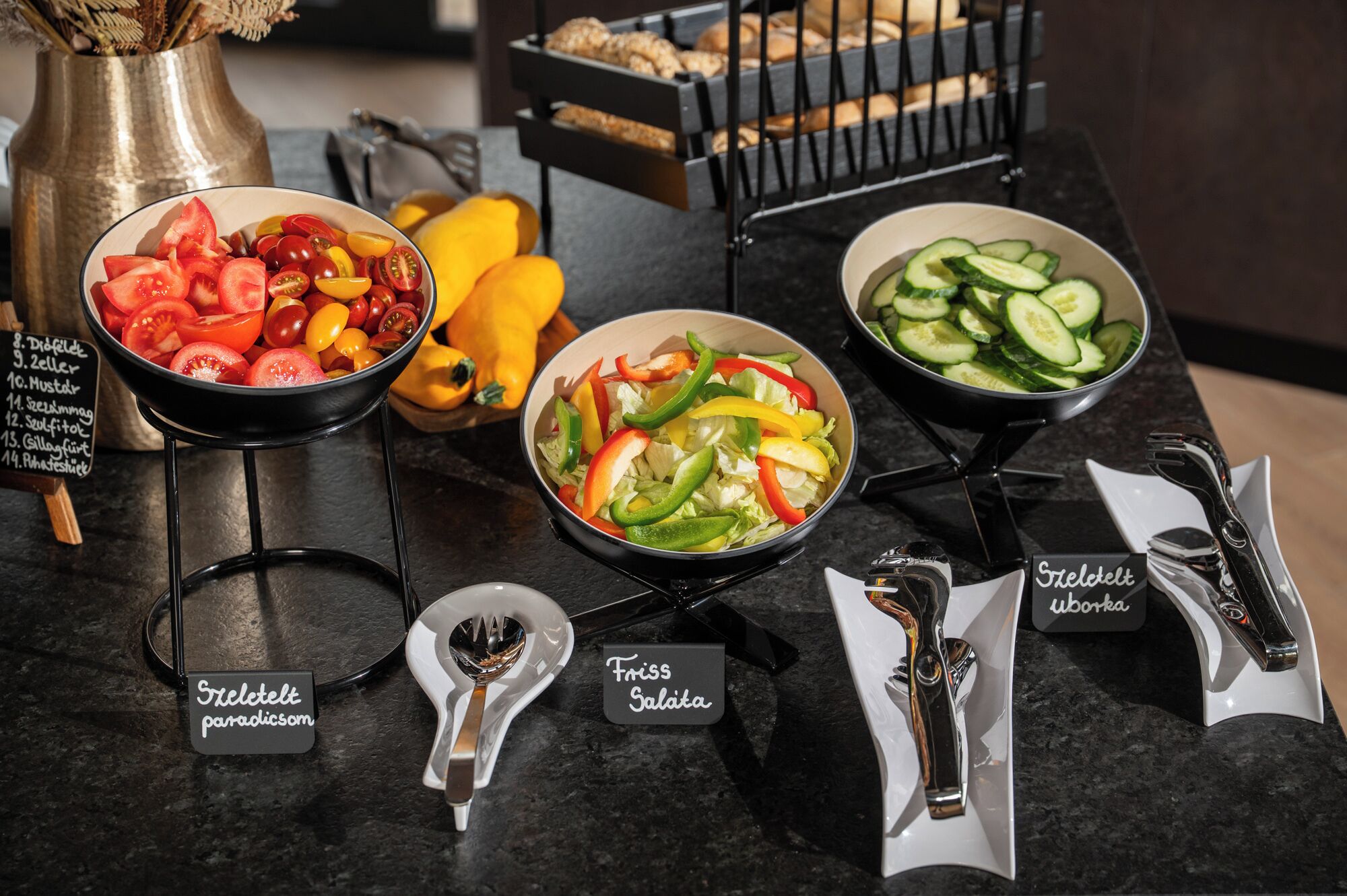 Una mesa de buffet con ensaladas y verduras frescas.