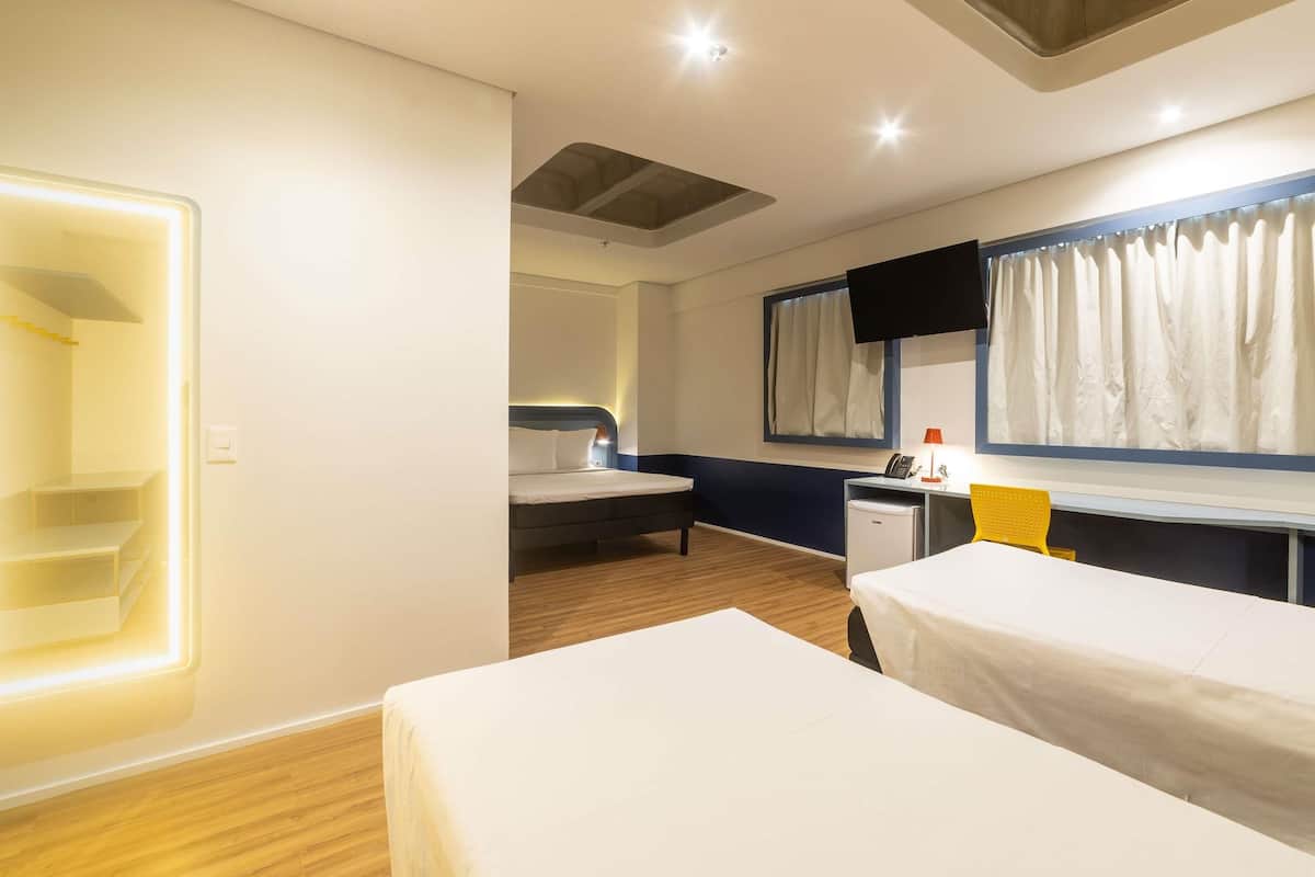 Quarto standard, várias camas | Wi-Fi de cortesia