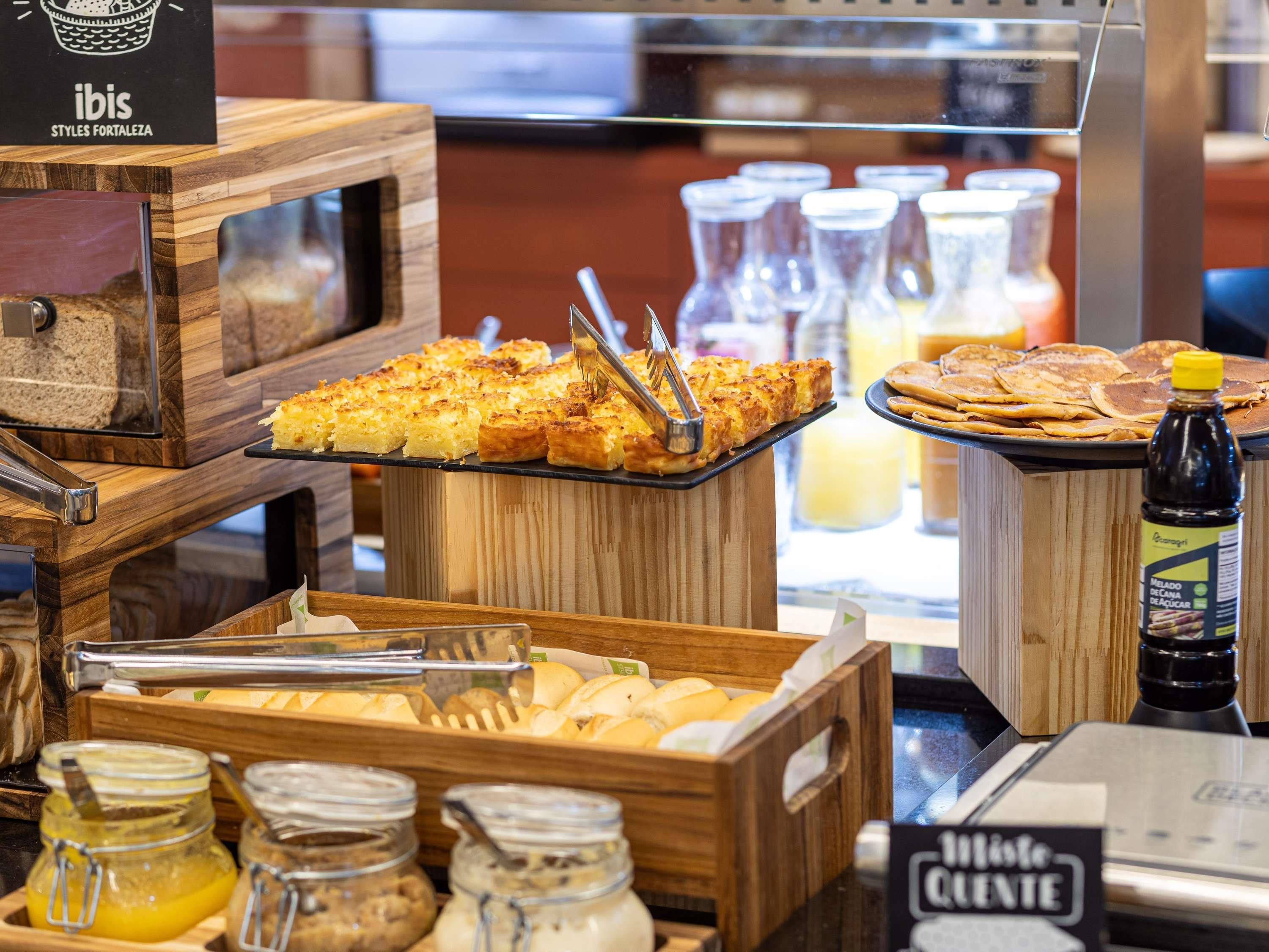 Un bufé de desayuno con diversos alimentos y acompañamientos.