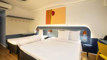 Quarto standard, várias camas | Roupas de cama antialérgicas, cofres nos quartos, escrivaninha