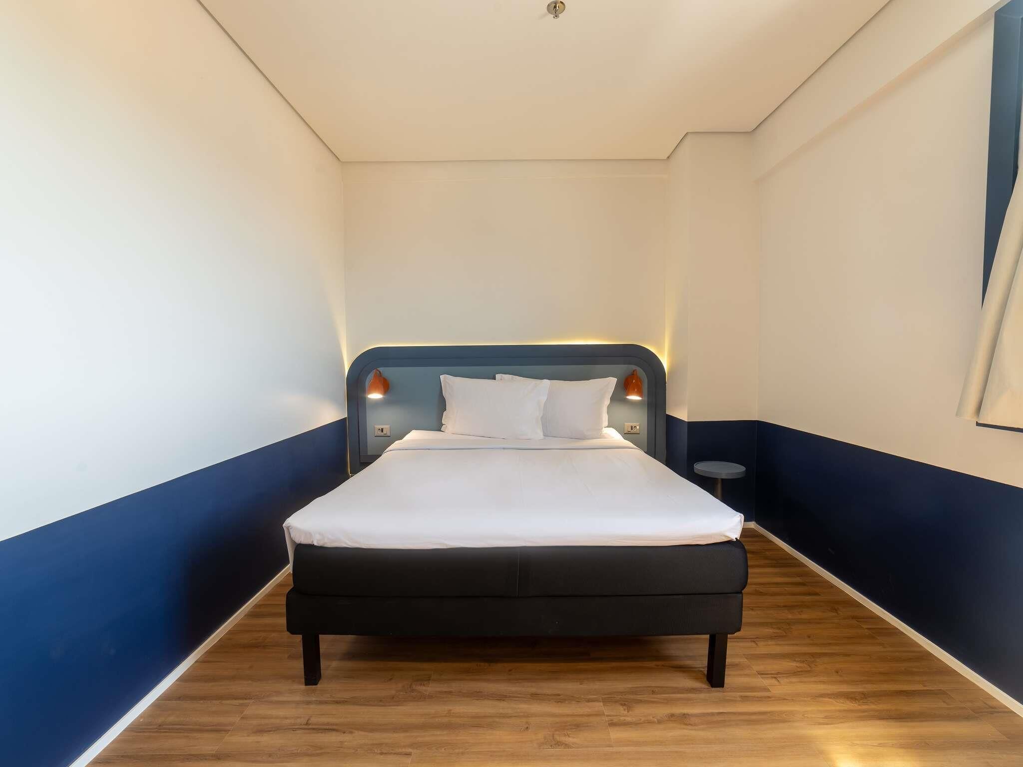 Standard Room, 1 Katil Kelamin (Double) | Peralatan tempat tidur hipoalergenik, peti besi dalam bilik, meja 