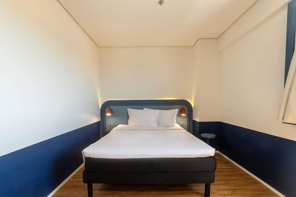 Standard Room, 1 Double Bed | Hypo-allergenic bedding, in-room safe, desk, blackout drapes
