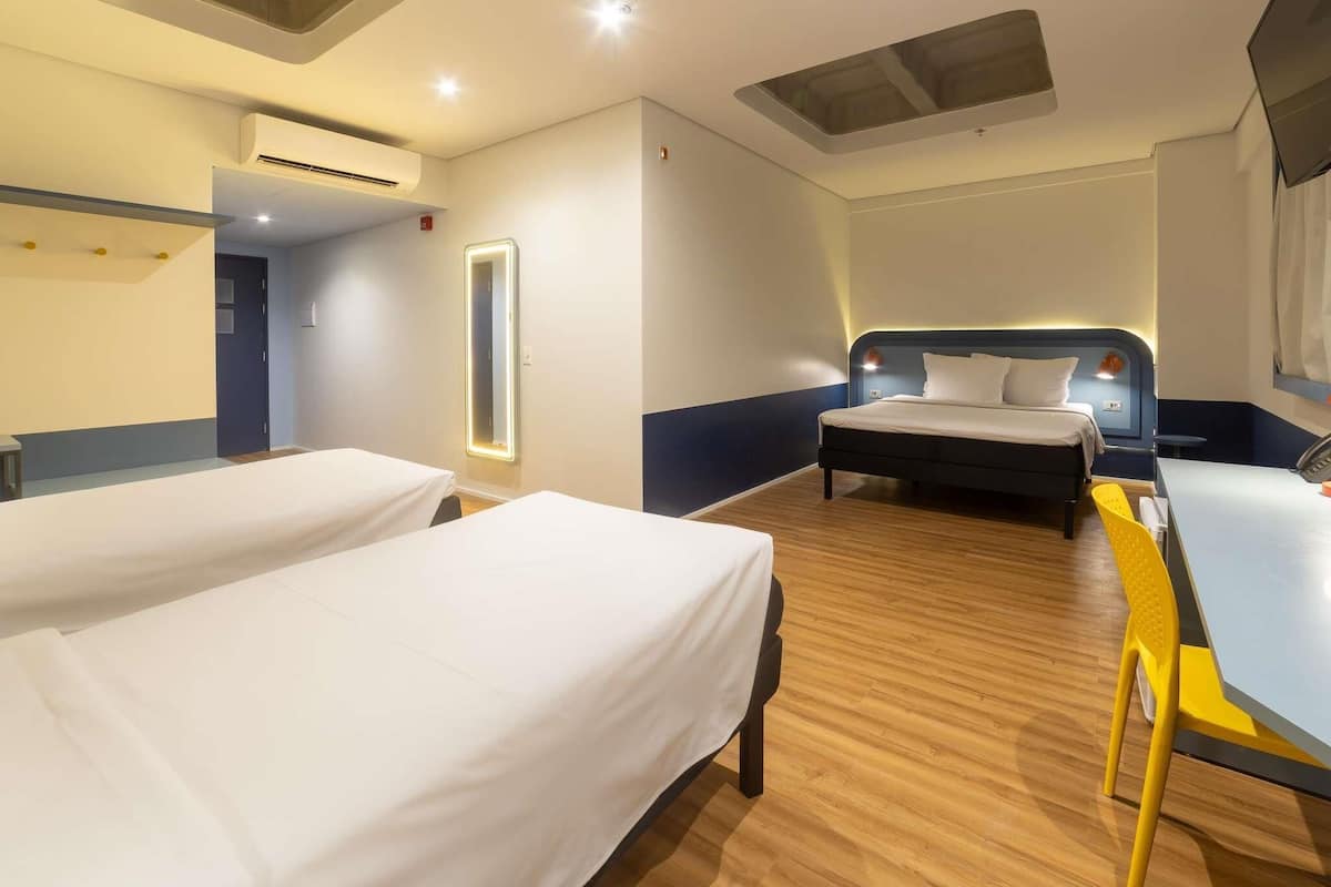 Habitación estándar, varias camas | Ropa de cama hipoalergénica y caja de seguridad en la habitación