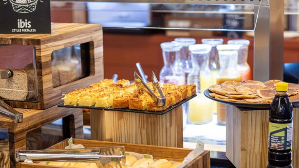A breakfast buffet with various food items and condiments. - Ibis Styles Fortaleza Giga Mall (Fortaleza)