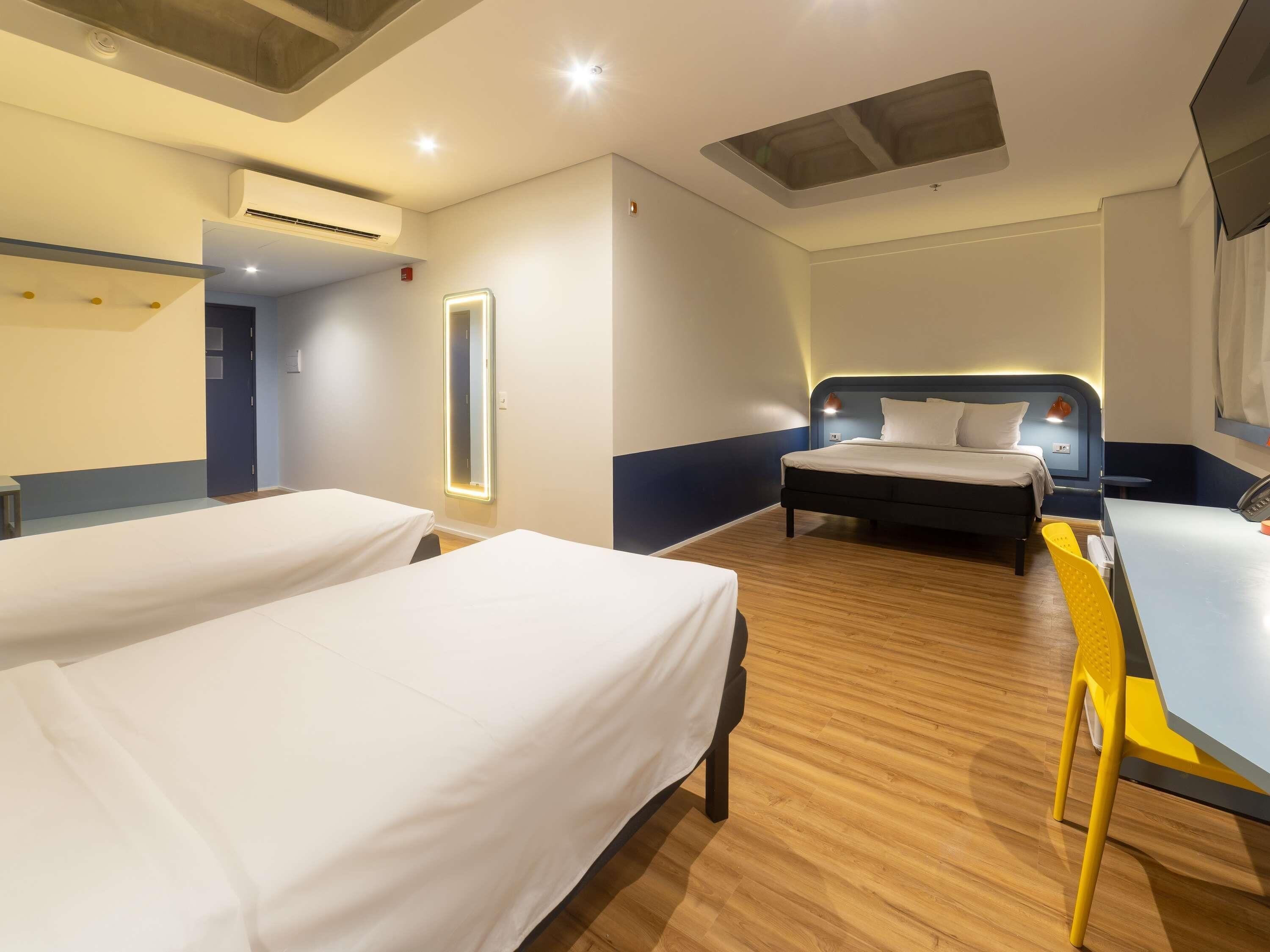 Standardrum - flera sängar | Allergitestade sängkläder och värdeförvaringsskåp på rummet