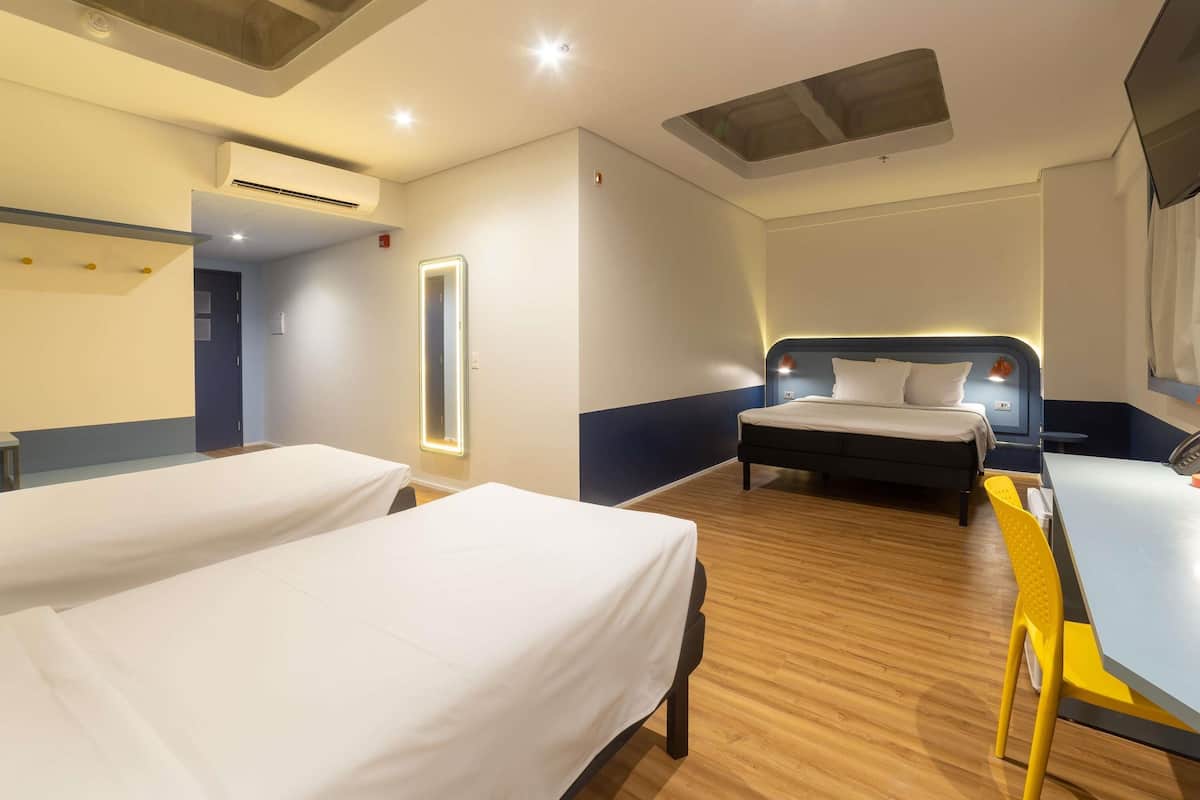 Standardrum - flera sÀngar | Allergitestade sÀngklÀder och vÀrdeförvaringsskÄp pÄ rummet