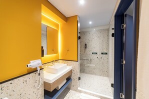 Douche, sèche-cheveux, serviettes fournies, savon