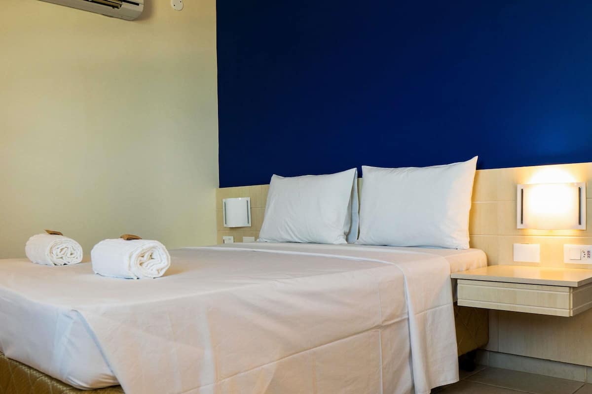 Skrivebord, skrivebord for bærbar PC og blendingsgardiner