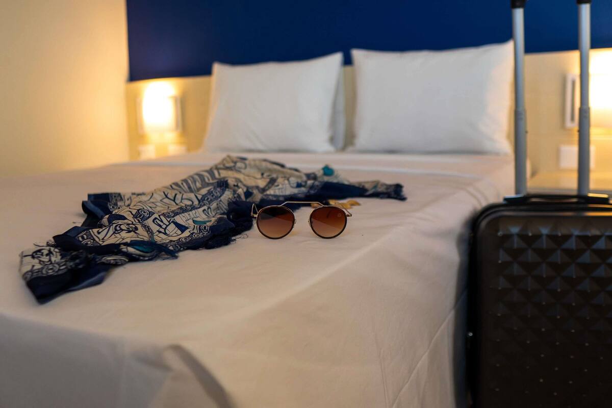 Schreibtisch, laptopgeeigneter Arbeitsplatz, Verdunkelungsvorhänge